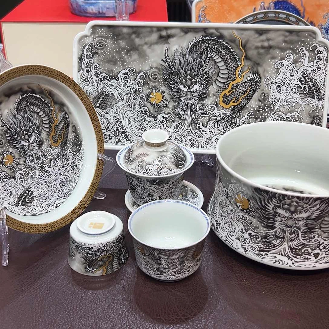 摆件景德镇陶瓷艺术展在上海举办期间展出作品达
