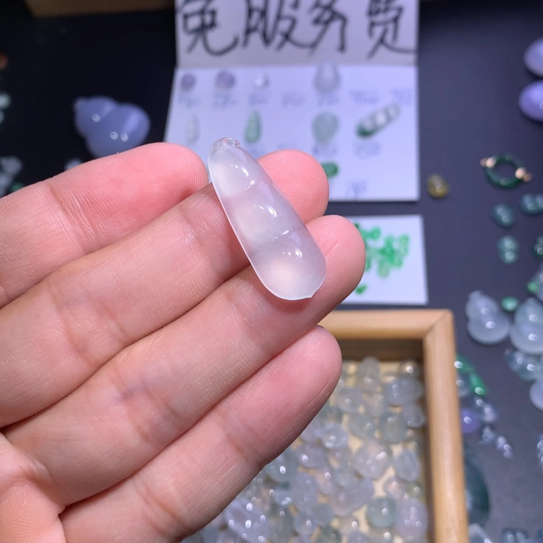 翡翠未镶嵌颈饰豆子