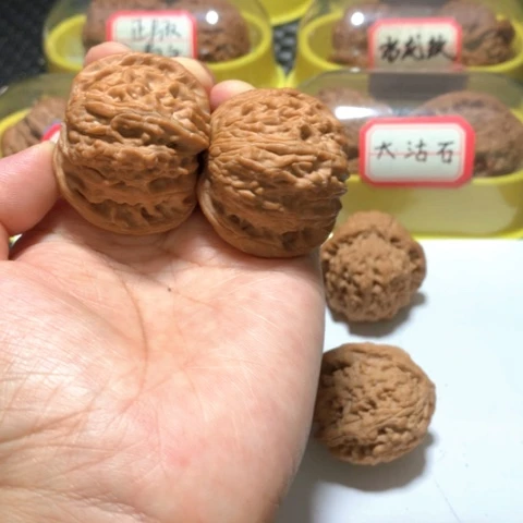 文玩核桃吊坠阿*，红皮磨