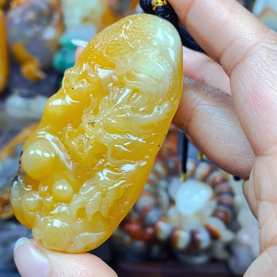 未镶嵌石英质玉（黄龙玉）颈饰