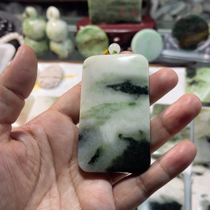 独山玉颈饰未镶嵌五*花