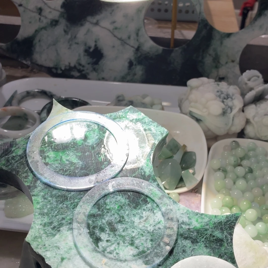 翡翠未镶嵌颈饰边角料