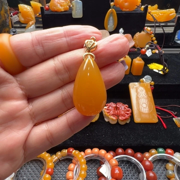 未镶嵌石英质玉（黄龙玉）颈饰