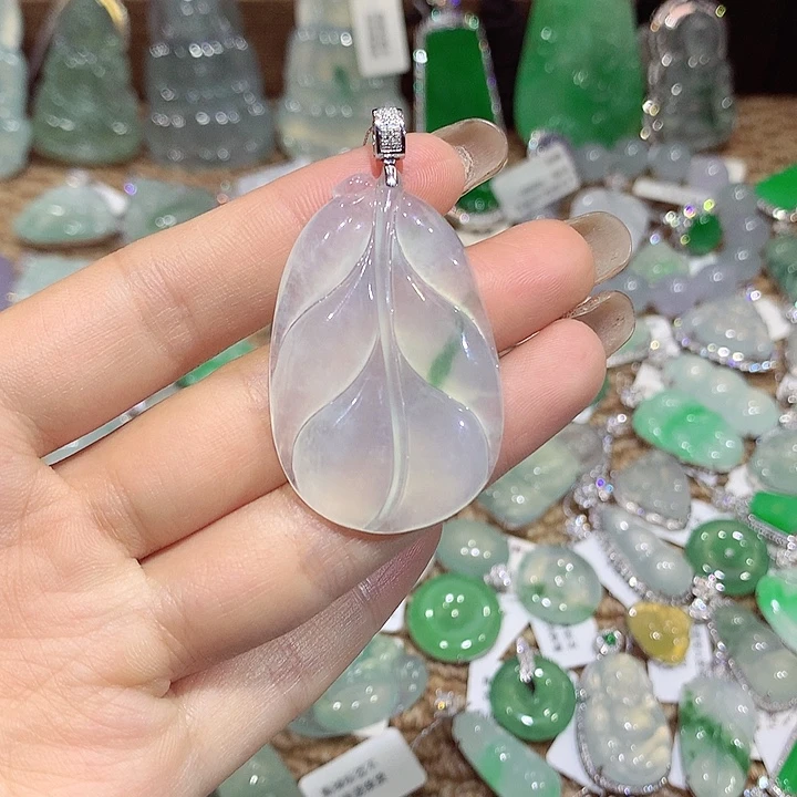 翡翠18K金镶嵌颈饰叶