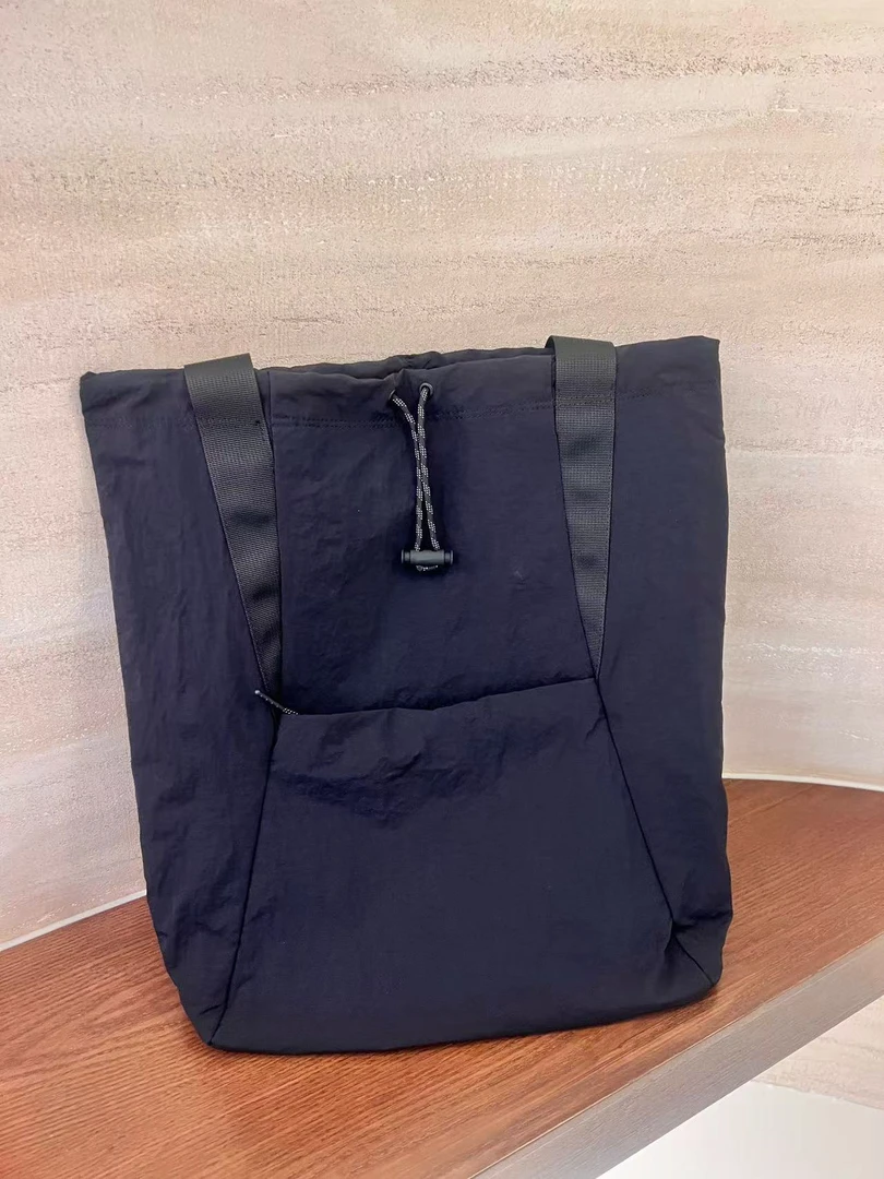 大容量黑色单肩包