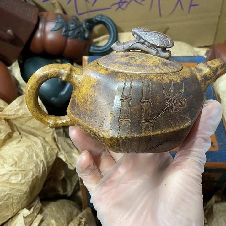 紫砂茶壶原矿泥料，纯手工制作的一把紫砂壶。