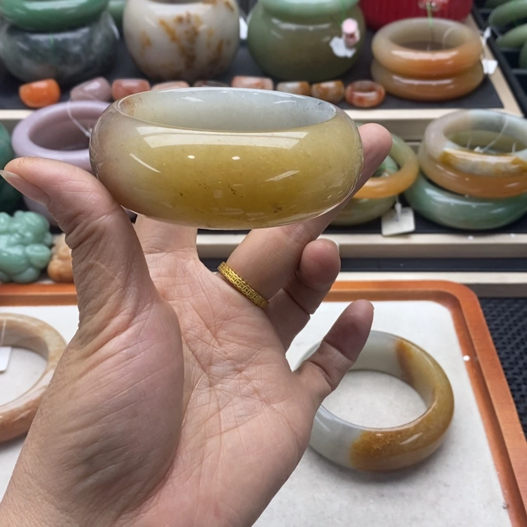 岁***好石英岩玉未镶嵌手镯