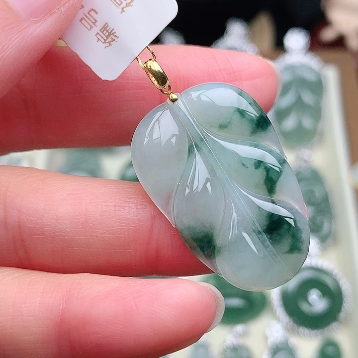 颈饰18K金镶嵌翡翠吊坠