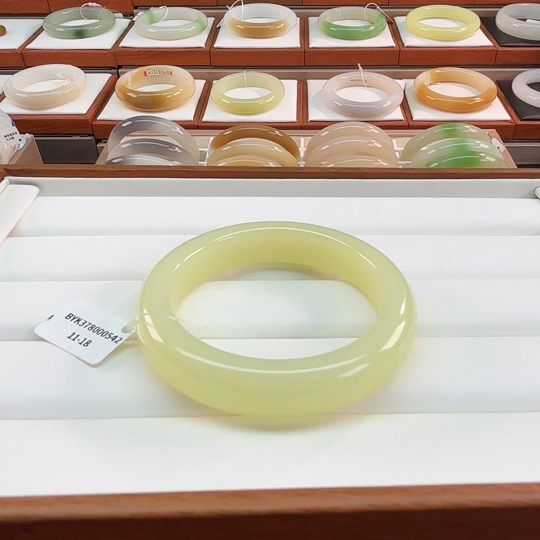 和田玉未镶嵌手镯54黄口微纹不抠手