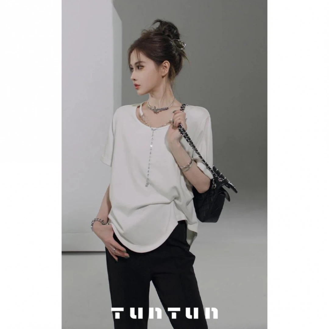 吞吞穿搭日记【空白页】精简出行 精致链条圆领T恤