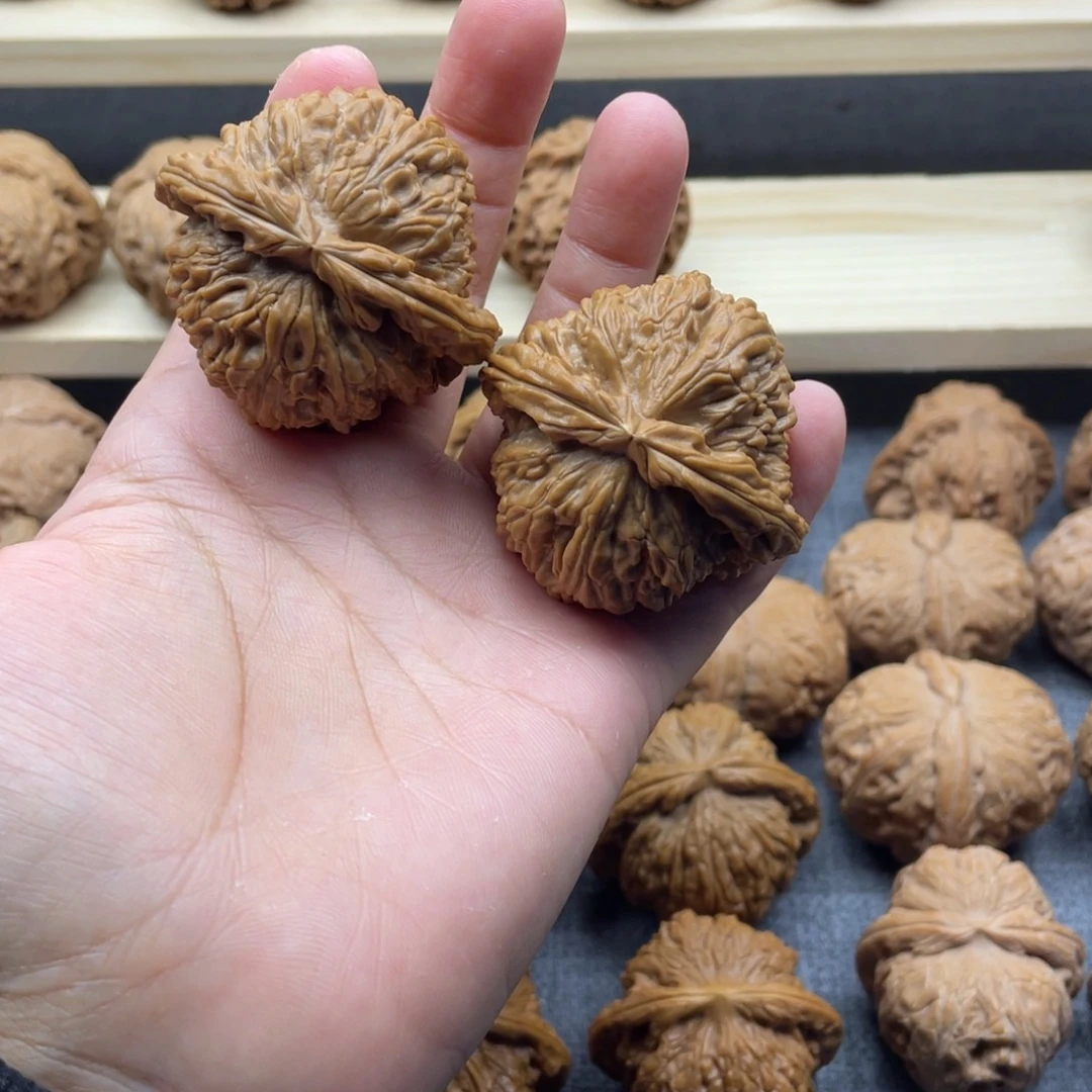 文玩核桃吊坠白狮子46