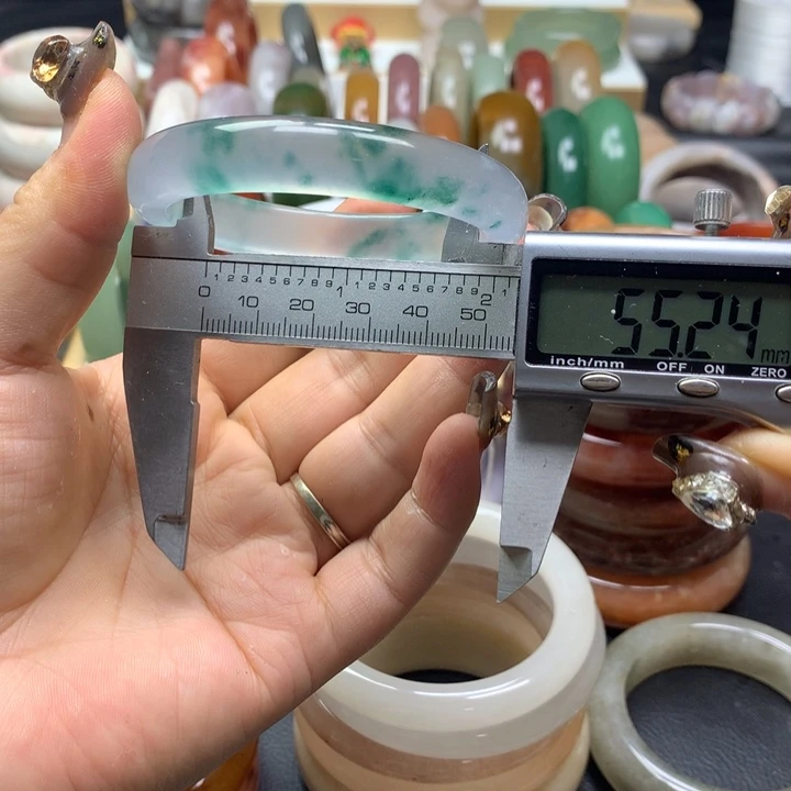未镶嵌手镯石英质玉