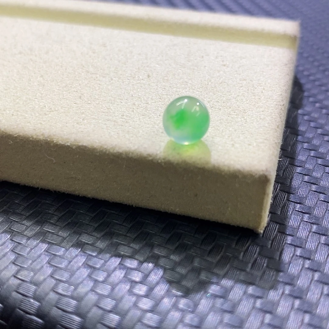 翡翠未镶嵌挂件晕染金丝绿卡6.3