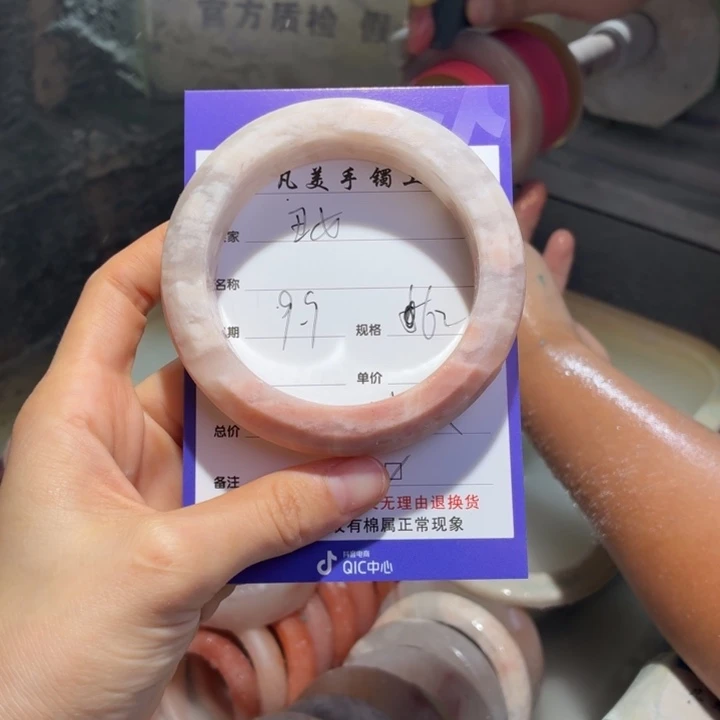 丑***女未镶嵌手镯石英质玉