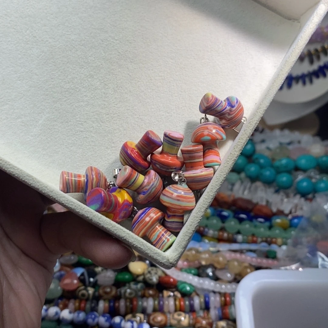 未镶嵌，3个彩蘑菇吊坠15×19mm，石英质玉
