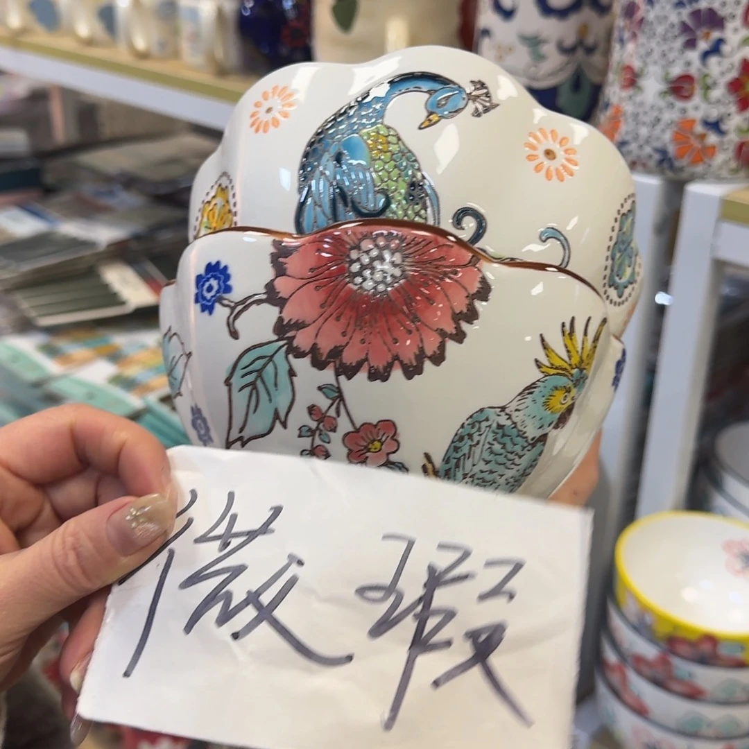 瓷微瑕6英寸延喜八角面碗2只，鹦鹉孔雀