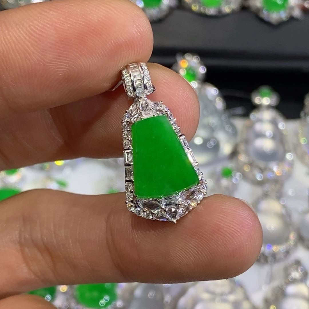 吊坠(赠链)18K金镶嵌翡翠正阳绿无事牌