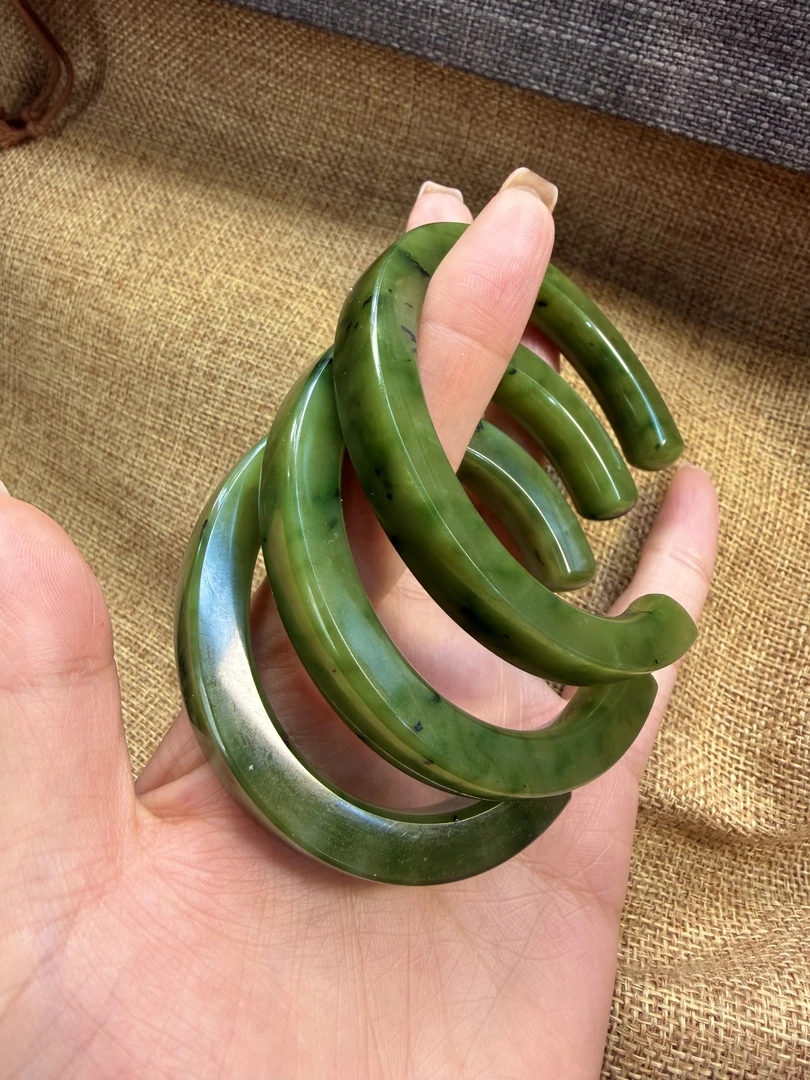 新疆和田玉秋香色C镯，做自己的C位，拍一发一多样性发货