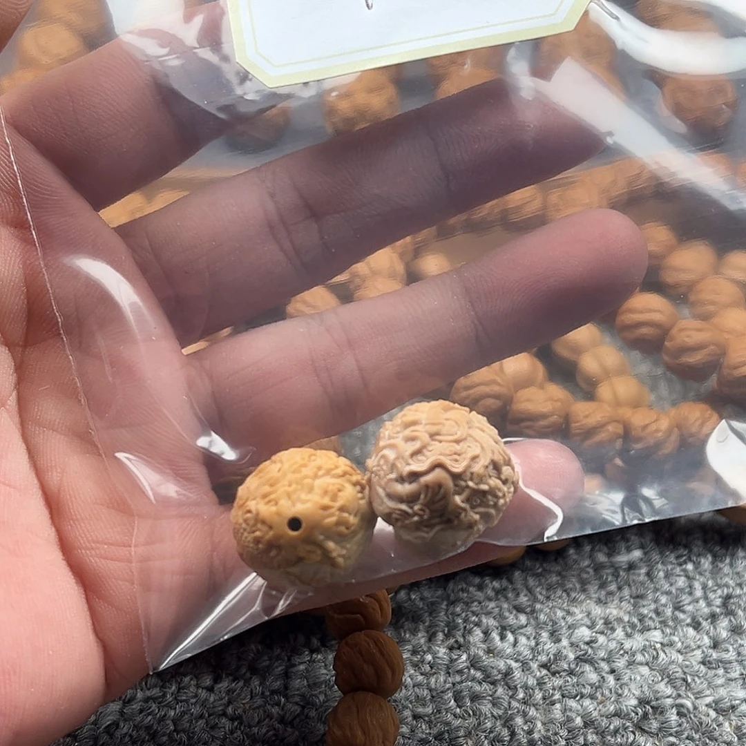 7****猴头核桃吊坠单颗2个