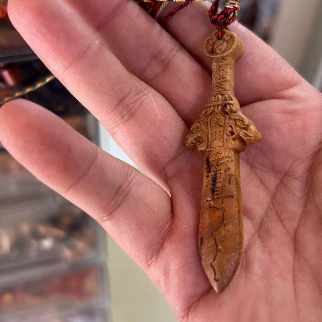 只买单纯的吊坠，没带链子，属的性质。