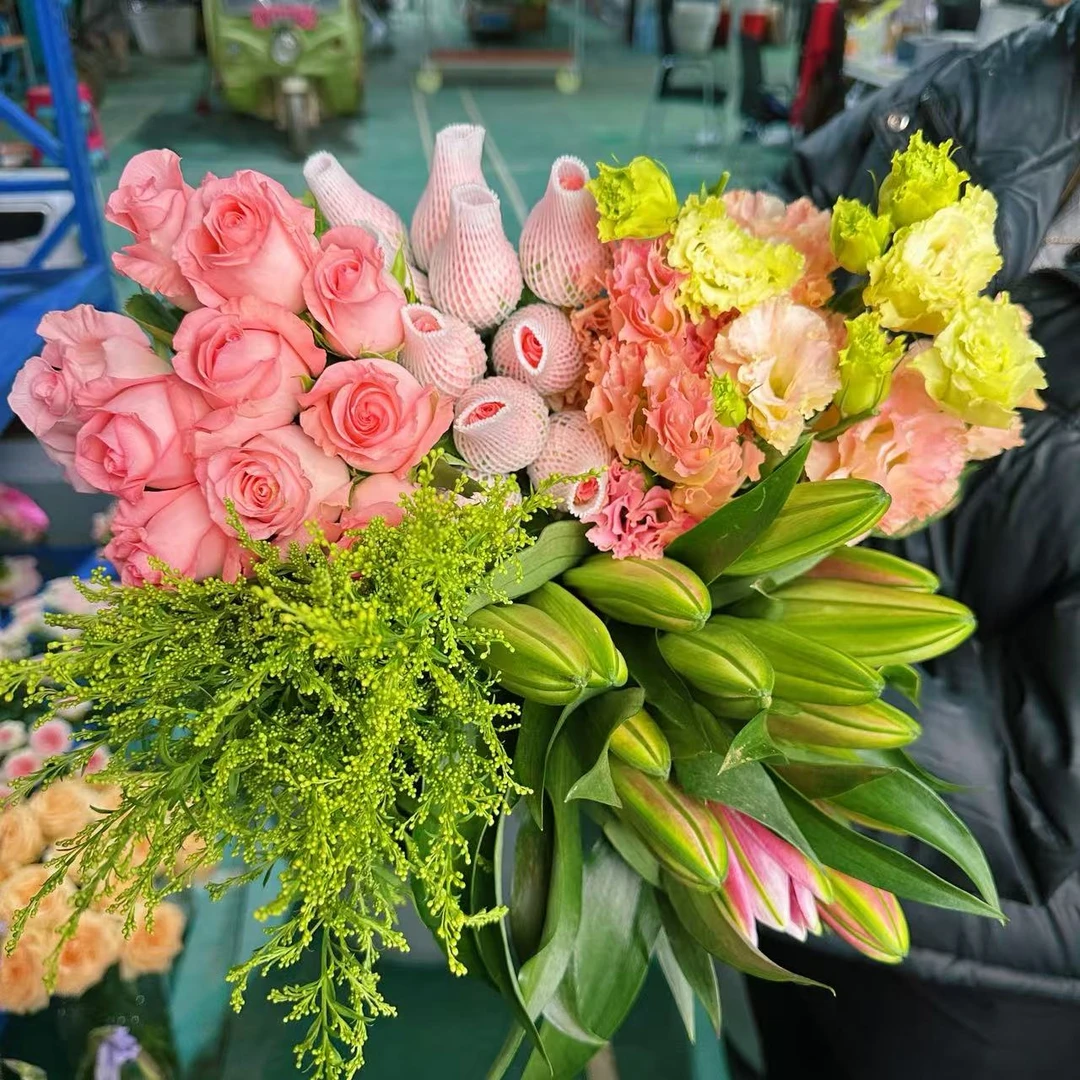 【超值爆款】粉玫瑰10支+百合10个花苞+洋桔梗200g+配草5支云南鲜花