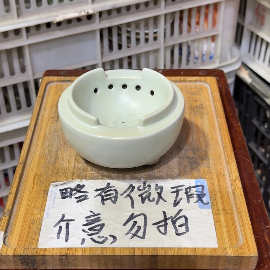 微瑕疵介意勿拍陶瓷器皿B365