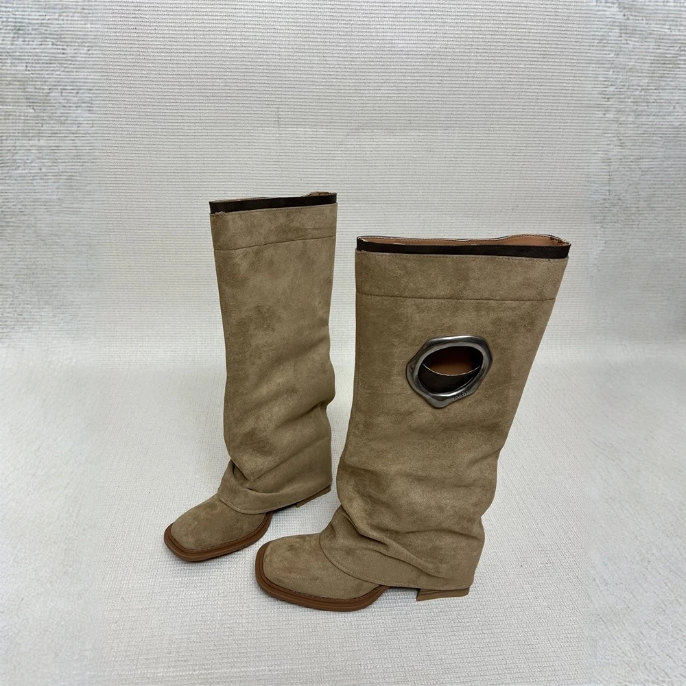 羊皮版不过膝长筒靴女2025新款卡其色褶皱胖mm显瘦方头粗跟裤管靴