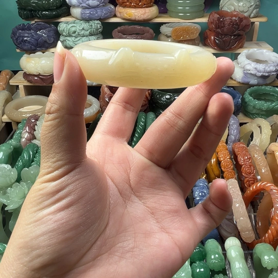 石英质玉未镶嵌雕花手镯