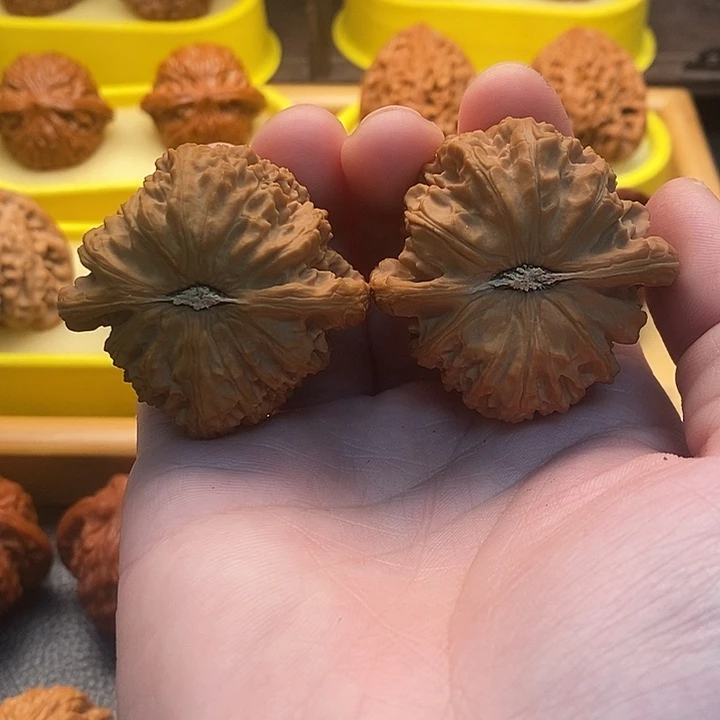 文玩核桃吊坠白狮子