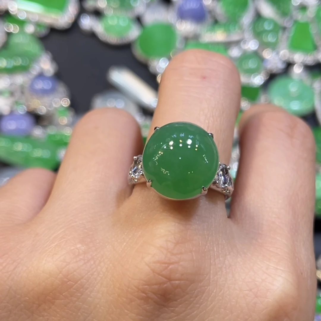 18K金镶嵌翡翠绿蛋面戒指