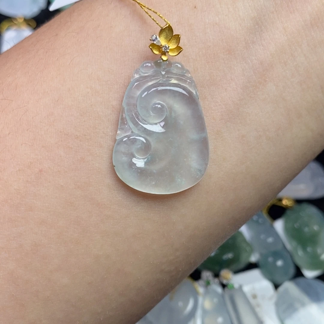 翡翠18K金镶嵌颈饰如意