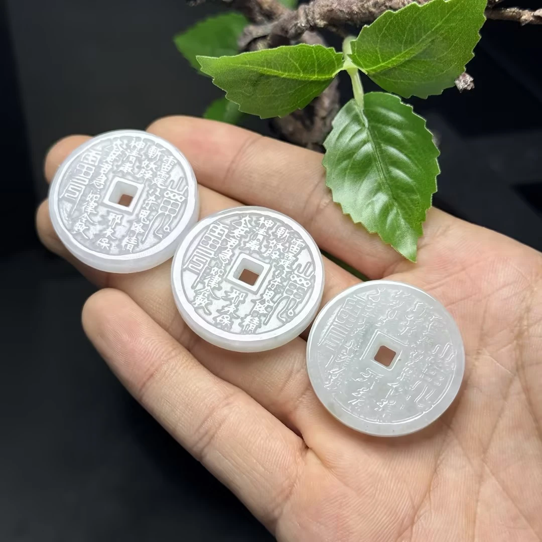天然A货翡翠小山鬼花钱吊坠配绳（多样性发货一个）