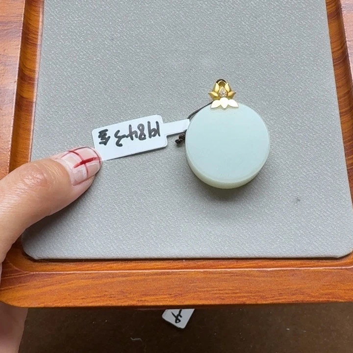 和田玉18K金镶嵌颈饰