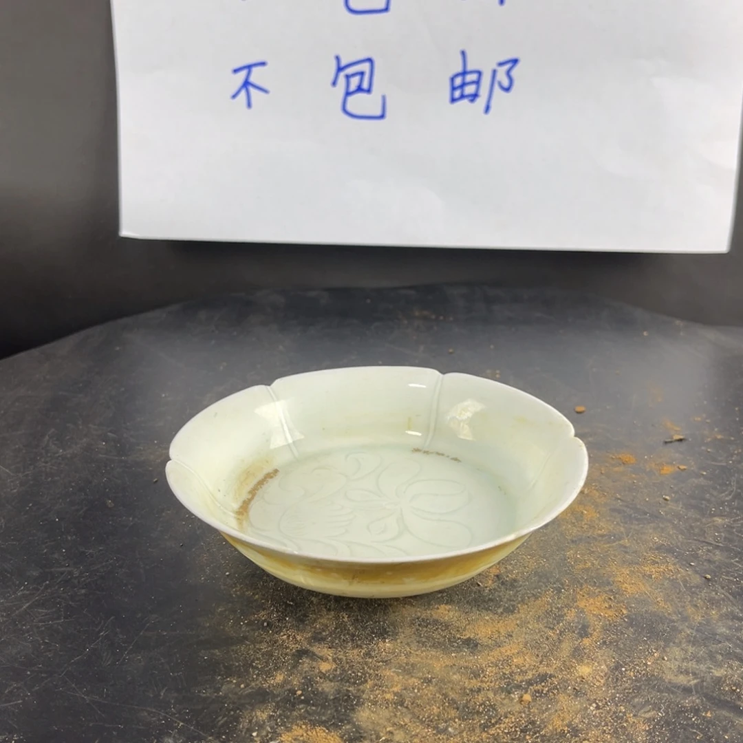 罐漂亮的小瓷器和