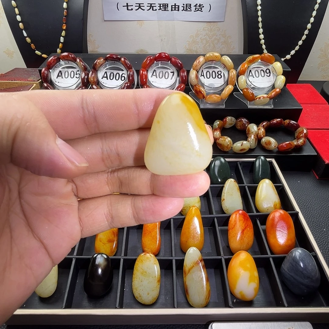 和田玉未镶嵌吊坠(赠链)