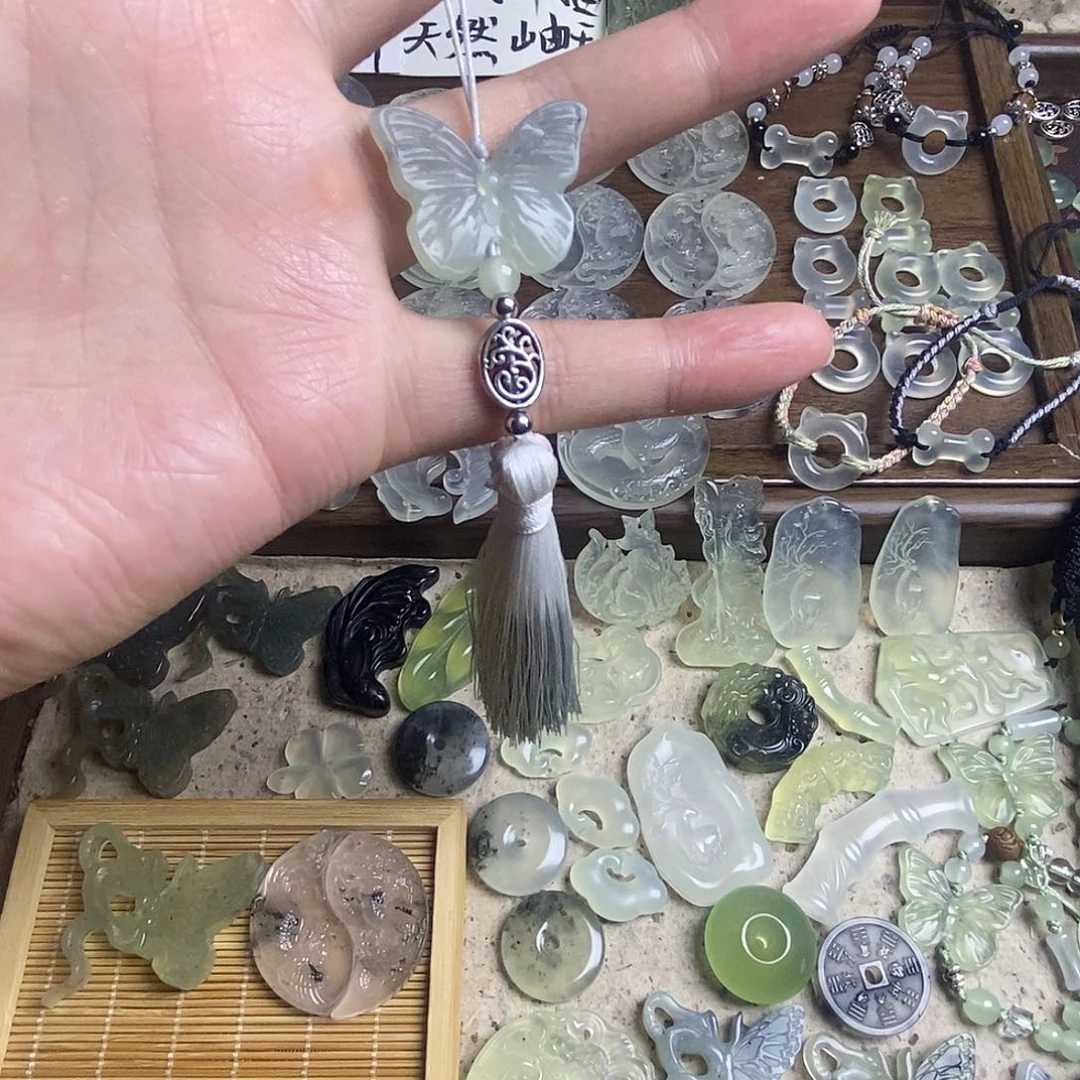 合金蛇纹石玉颈饰蝴蝶玉佩