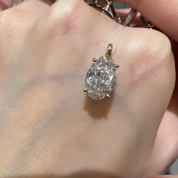 实验室培育钻石18K金镶嵌2卡椭圆吊坠