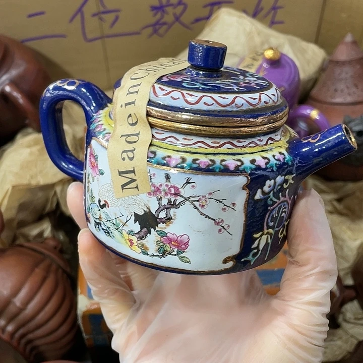 茶壶紫砂原矿泥料，手工制作的一把紫砂壶。