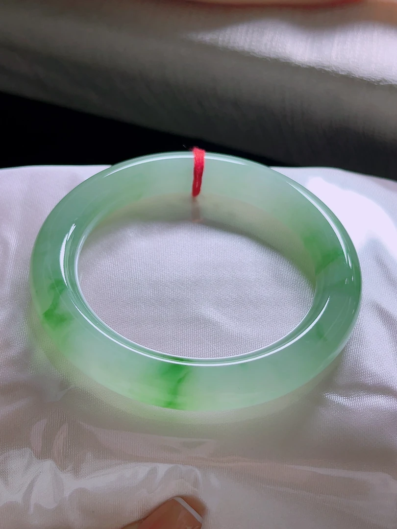 天然缅甸A货纯天然翡翠 正品女款时尚冰绿飘花起光57.1圈圆条手镯