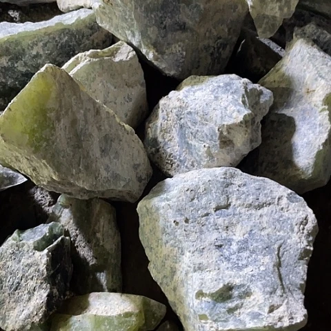 蛇纹石玉颈饰未镶嵌