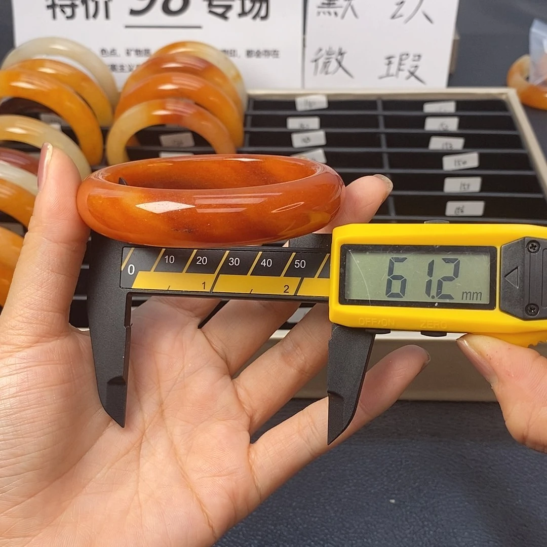 未镶嵌石英质玉（黄龙玉）手镯135号茄子山金沙老油红如血黄龙