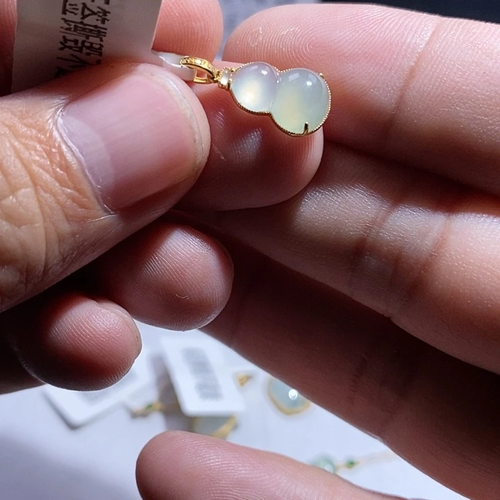 翡翠18K金镶嵌颈饰