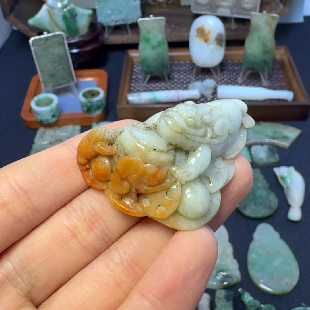 翡翠颈饰未镶嵌翡翠颈饰未镶嵌..