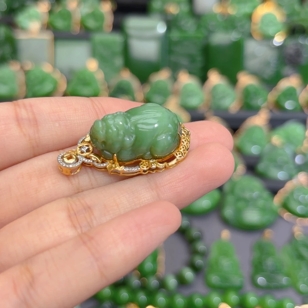 颈饰18K金镶嵌和田玉（碧玉）