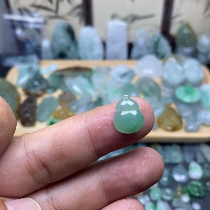 翡翠未镶嵌颈饰葫芦