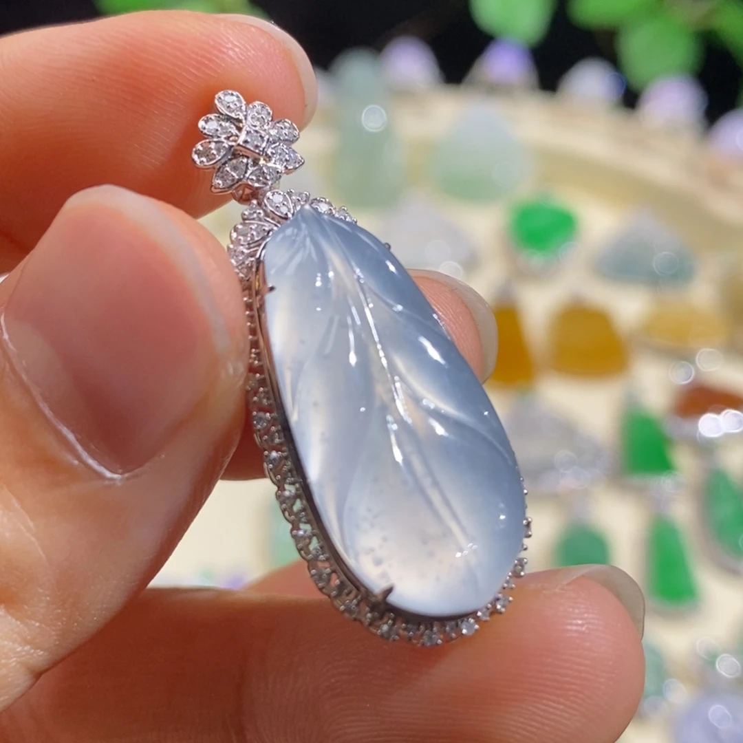 翡翠18K金镶嵌颈饰