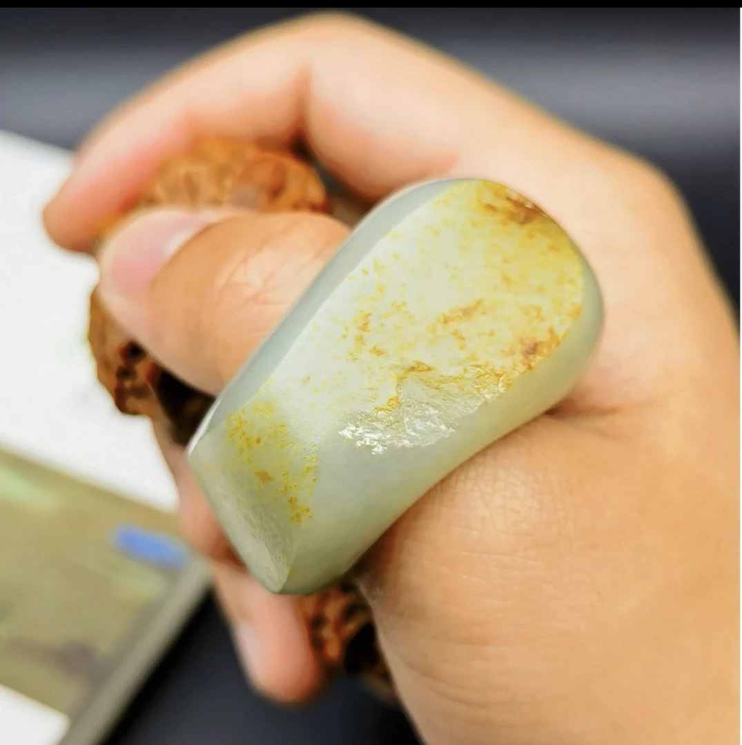 和田玉青花籽满皮满毛孔随形古朴扳指洒金皮饱满品味代表