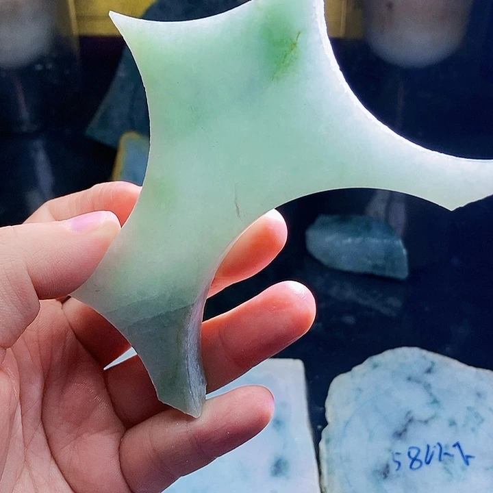翡翠未镶嵌颈饰毛料12