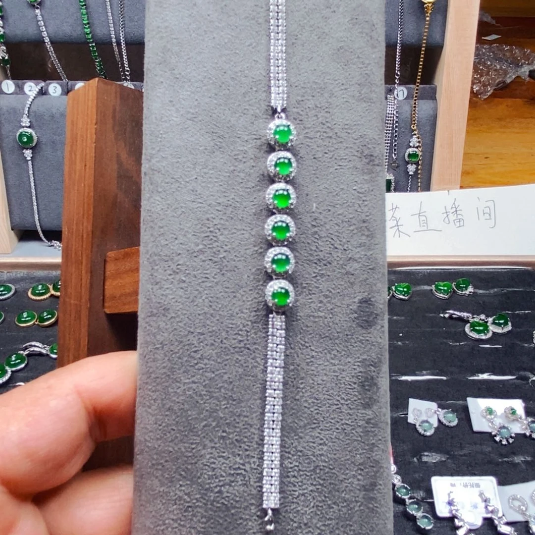 翡翠颈饰未镶嵌冷**格手链