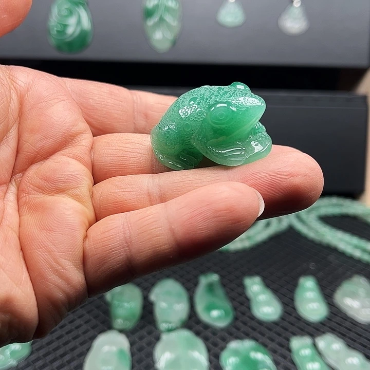 石英质玉（非洲翠）未镶嵌颈饰